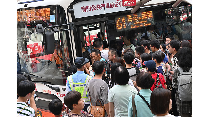 二十萬客湧至塞爆小城  爭搭公車‧居民有怨    